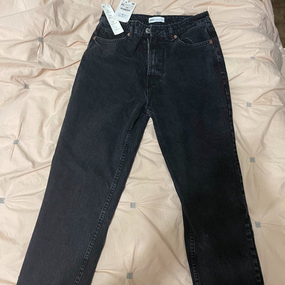 Mom jeans in distressed black (8)